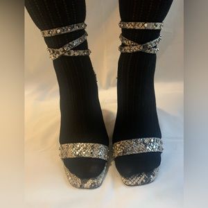 NWOB VINCE CAMUTO LORASHA BEIGE/SILVER SNAKE SKIN STUD ANKLE STRAP HI-HEELS 8M